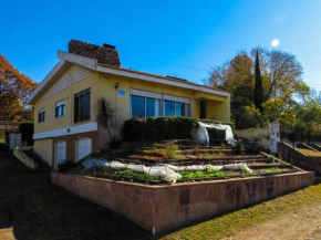 Casa con amplia vista en barrio serrano